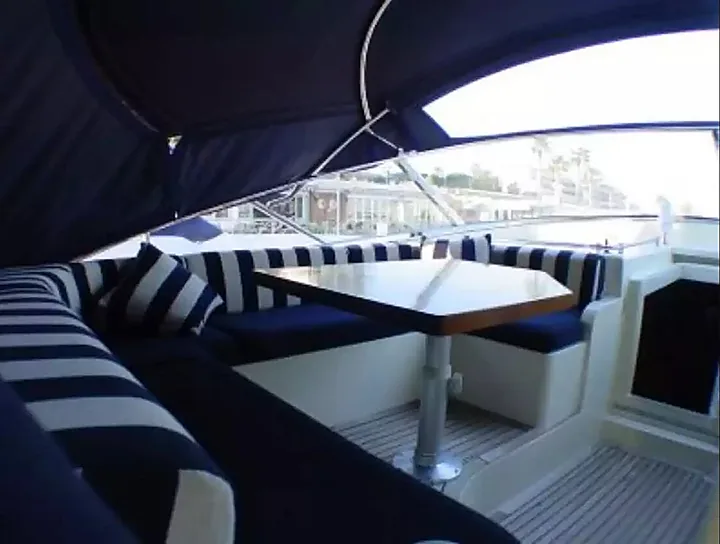 Bimini altında lacivert-beyaz çizgili kokpit minderleri