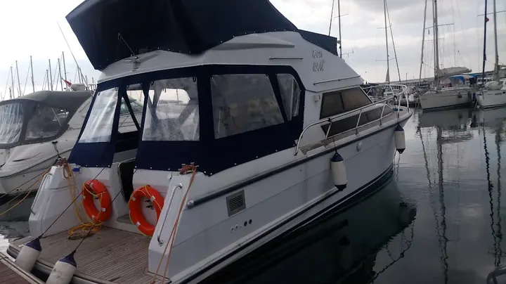 Marinada lacivert flybridge ve kokpit kapamalı tekne