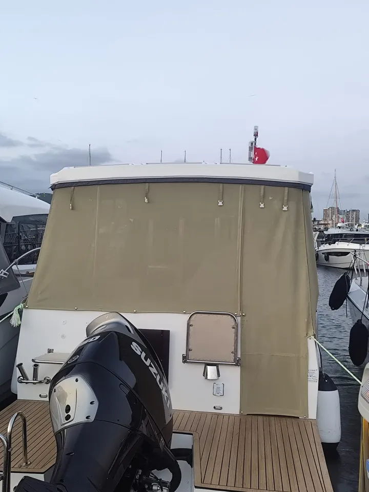 Marinada kıç tarafı bej kapama ile kapatılmış tekne