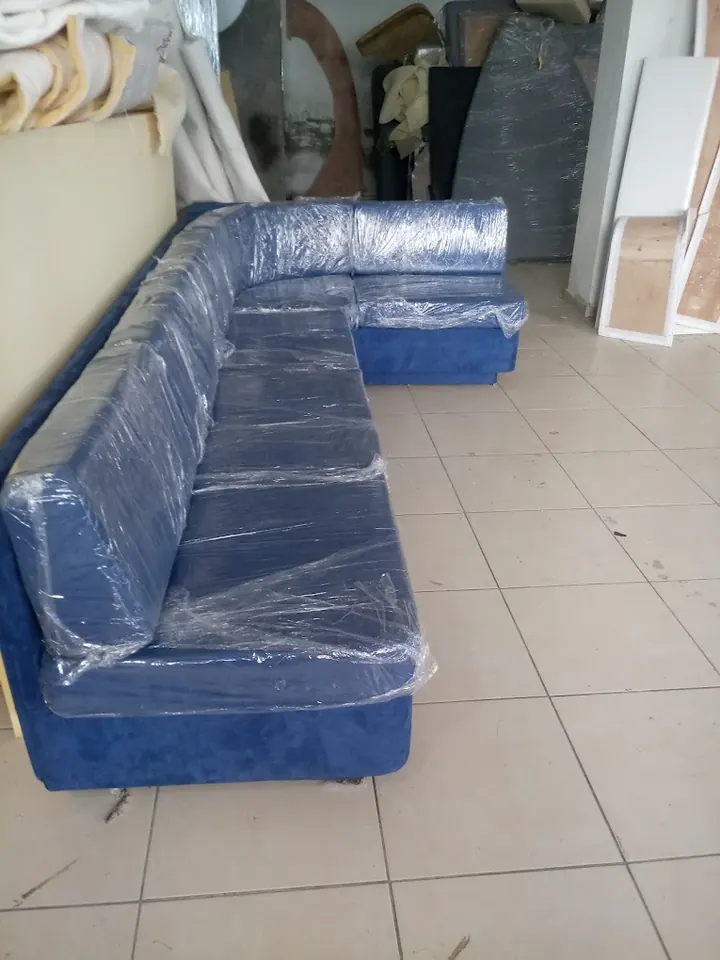 Atölyede teslime hazır, mavi kumaşlı oturma grubu